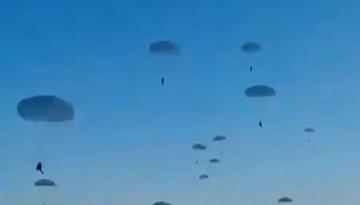 Binlerce Rus askeri gökyüzünden Ukrayna’ya çıkarma yaptı! Görüntüler sosyal medyayı salladı…