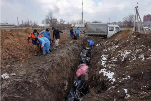 Son dakika! Rusya-Ukrayna savaşından korkunç görüntüler! Ölüleri toplu mezara gömüyorlar