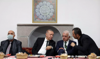 Cumhurbaşkanı Erdoğan’dan Hüseyin Gazi Cemevi’ne kritik ziyaret! Muharrem Ayı iftarına katıldı