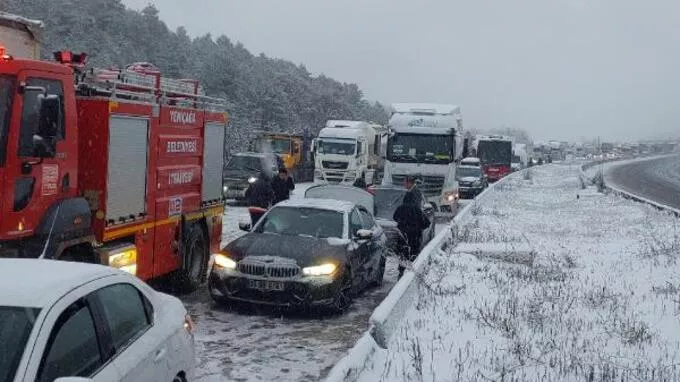 Bolu’daki zincirleme kaza İstanbul yönünü trafiğe kapadı
