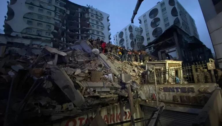 Kahramanmaraş ve bir çok ilde hissedilen 7.4 büyüklüğünde deprem… Tüm bölgelerden dakika dakika son haberler