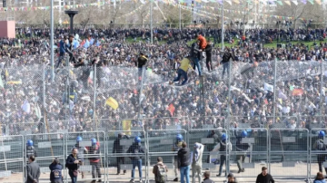 Diyarbakır’da Nevruz kutlamasında olay! 5 polis yaralandı, çok sayıda gözaltı var