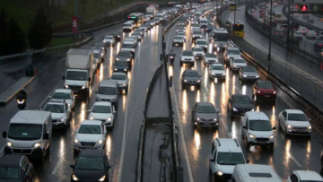 Yağışlar İstanbul trafiğini vurdu; Yoğunluk yüzde 80’e yaklaştı