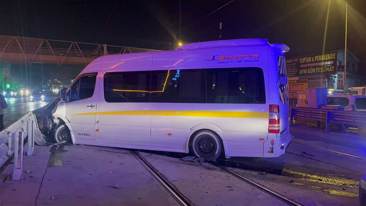 Bursa’da servis minibüsü cipe çarptı! 8 yaralı