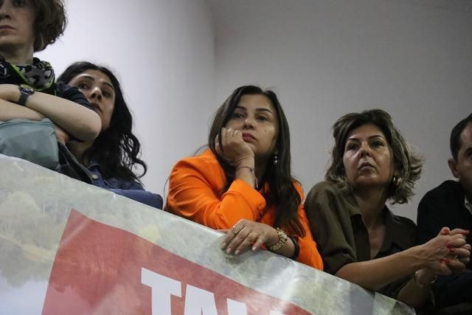 Tanju Özcan’ın eşi pankartlarla belediyeyi bastı! “Ben de seni protesto ediyorum”
