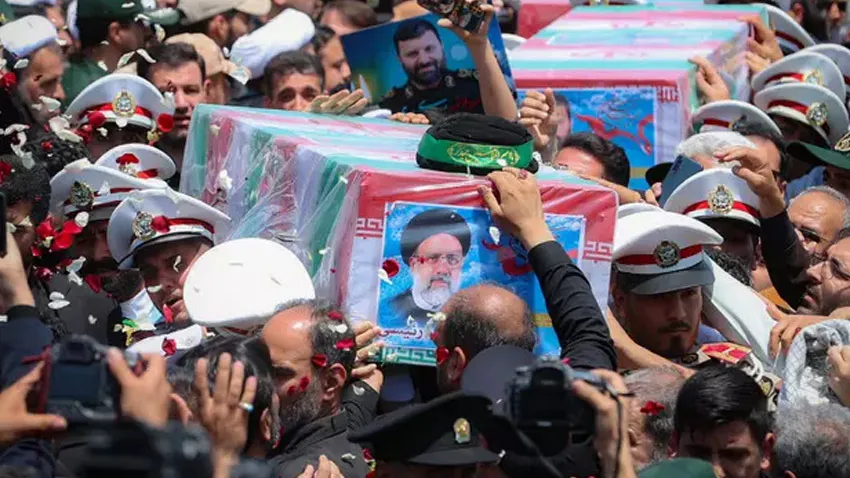 İran Cumhurbaşkanı Reisi, Meşhed’teki İmam Rıza Türbesi’nde defnedildi