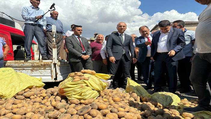 Çiftçi satamadığı patatesi yere döktü! “Çiftçi batarsa ülke batar”