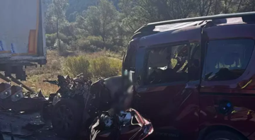 Katliam gibi kaza! Otomobil TIR’a arkadan çarptı: 3 ölü, 2 ağır yaralı