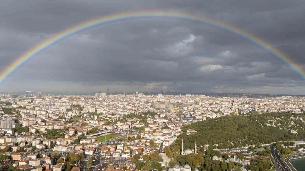 Gökkuşağından İstanbul’u selamladı