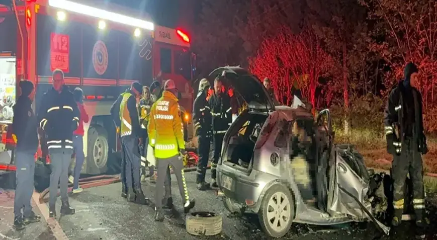 Tekirdağ’da iş makinasına çarpan araç alev aldı! 5 kişi hayatını kaybetti