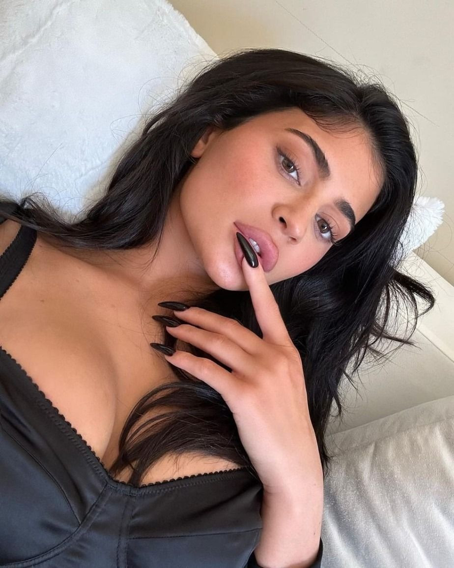 Kıyafetini görenler şokta! Herkes çıplak sandı… Kylie transparan elbisesiyle nefes kesti