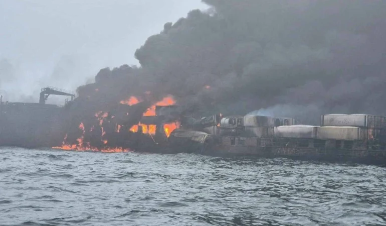 İNGİLTERE AÇIKLARINDA GEMİ KAZASI: TANKER VE YÜK GEMİSİ ÇARPIŞTI