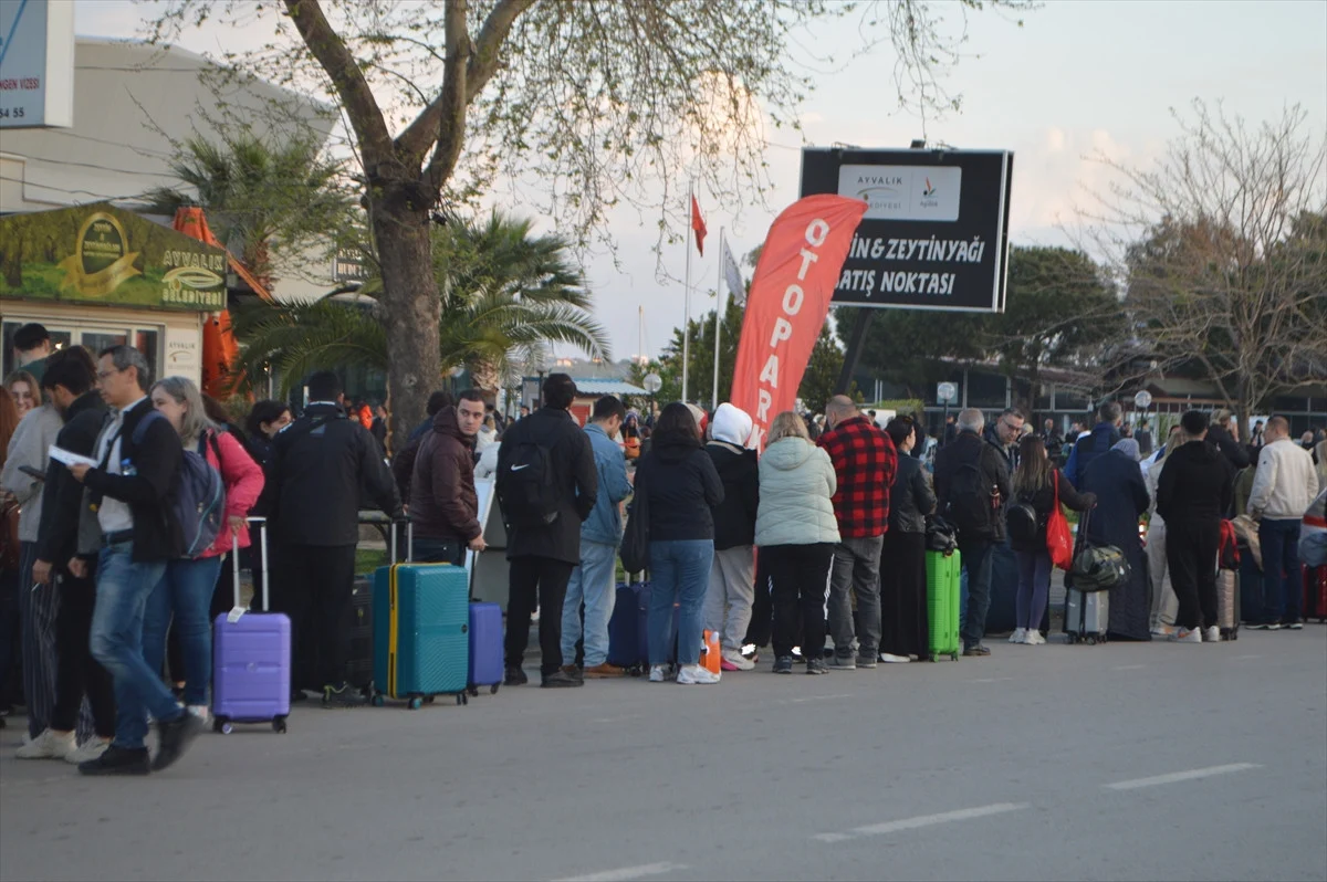 AYVALIK’TAN MİDİLLİ’YE GEÇİŞLERDE YOĞUNLUK: TATİLCİLER BAYRAMDA YUNAN ADALARINI TERCİH EDİYOR