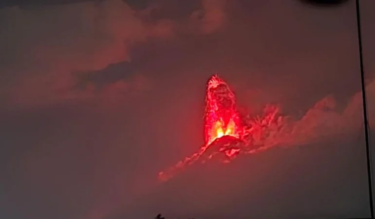 GUATEMALA’DAKİ FUEGO YANARDAĞI’NDA ŞİDDETLİ PATLAMA! 30 BİN KİŞİ TAHLİYE RİSKİYLE KARŞI KARŞIYA
