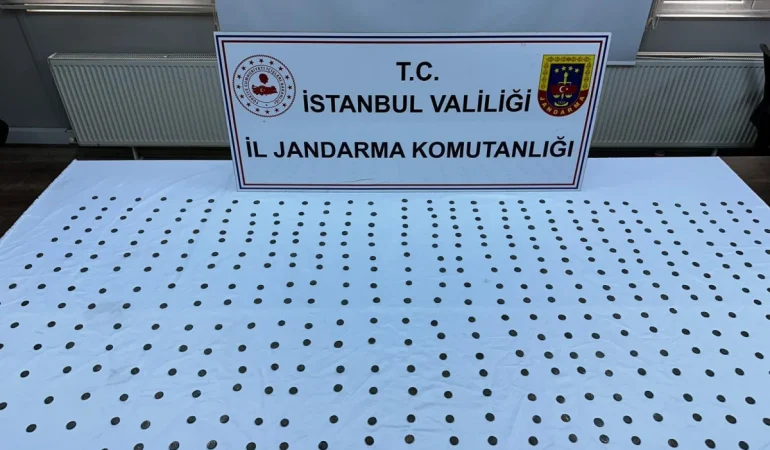 İSTANBUL’DA TARİHİ OPERASYON: BİN 200 YILLIK ALTIN YAZMALI TEVRAT ELE GEÇİRİLDİ