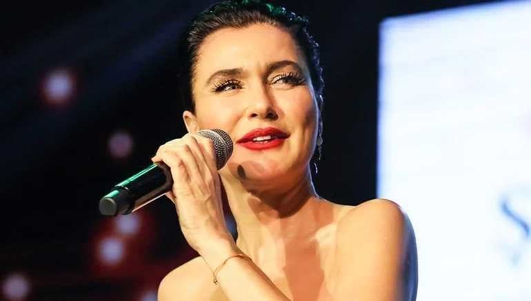 ŞEVVAL SAM, VOLKAN KONAK’IN SON KEZ SAHNE ALDIĞI YERDE KONSER VERDİ