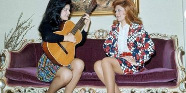 0x0-45lik-mine-tugayin-genclik-sirri-ne-haftada-2-kez-bu-3lu-karisimi-yuzune-suruyor-tek-bir-kirisigi-yok-1722173509026