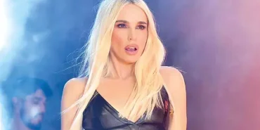 0x0-45lik-mine-tugayin-genclik-sirri-ne-haftada-2-kez-bu-3lu-karisimi-yuzune-suruyor-tek-bir-kirisigi-yok-1722173509026