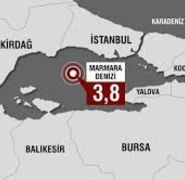 0x0-45lik-mine-tugayin-genclik-sirri-ne-haftada-2-kez-bu-3lu-karisimi-yuzune-suruyor-tek-bir-kirisigi-yok-1722173509026