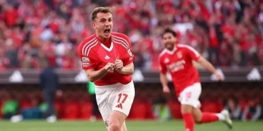 0x0-45lik-mine-tugayin-genclik-sirri-ne-haftada-2-kez-bu-3lu-karisimi-yuzune-suruyor-tek-bir-kirisigi-yok-1722173509026