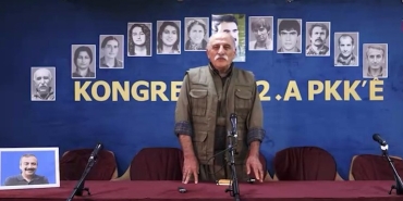 0x0-45lik-mine-tugayin-genclik-sirri-ne-haftada-2-kez-bu-3lu-karisimi-yuzune-suruyor-tek-bir-kirisigi-yok-1722173509026