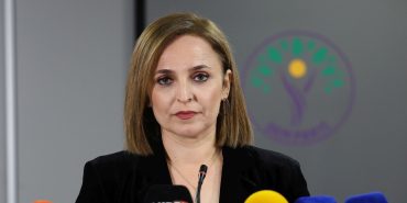 0x0-45lik-mine-tugayin-genclik-sirri-ne-haftada-2-kez-bu-3lu-karisimi-yuzune-suruyor-tek-bir-kirisigi-yok-1722173509026