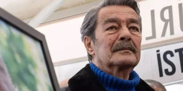 0x0-45lik-mine-tugayin-genclik-sirri-ne-haftada-2-kez-bu-3lu-karisimi-yuzune-suruyor-tek-bir-kirisigi-yok-1722173509026