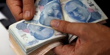 0x0-45lik-mine-tugayin-genclik-sirri-ne-haftada-2-kez-bu-3lu-karisimi-yuzune-suruyor-tek-bir-kirisigi-yok-1722173509026