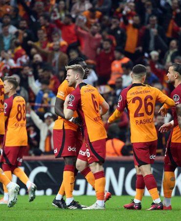 0x0-45lik-mine-tugayin-genclik-sirri-ne-haftada-2-kez-bu-3lu-karisimi-yuzune-suruyor-tek-bir-kirisigi-yok-1722173509026