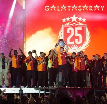 Galatasaray şampiyonluğunu kutluyor