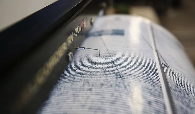 İSTANBUL’DA GECE YARISI DEPREM PANİĞİ