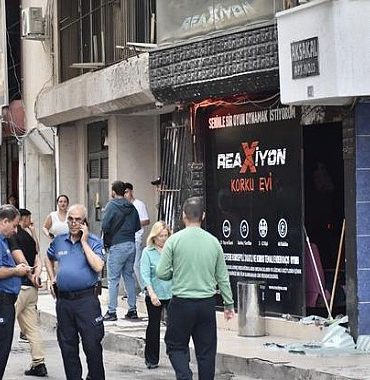 antalya-da-korku-evinde-yangin-mahsur-kalanlar-camlar-kirilarak-kurtarildi-4873