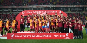 galatasarayli-oyuncular-turkiye-kupasi-ni-kaldirdi-cosku-zirveye-ulasti-32168