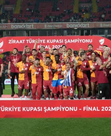 galatasarayli-oyuncular-turkiye-kupasi-ni-kaldirdi-cosku-zirveye-ulasti-32168