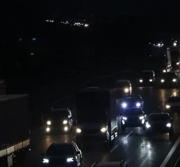 650x344-bayram-tatili-gocu-basladi-trafik-durdu-kilometrelerce-arac-kuyrugu-olustu-1749064815519