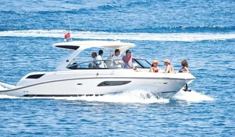 Bodrum’da Milyar Dolarlık Buluşma: Ünlü İş İnsanları Lüks Teknede Görüntülendi