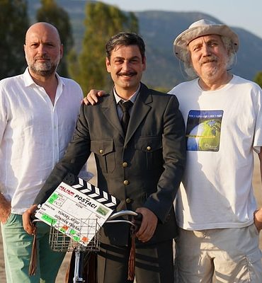 “Bak Postacı Geliyor” Setinden İlk Kareler Geldi