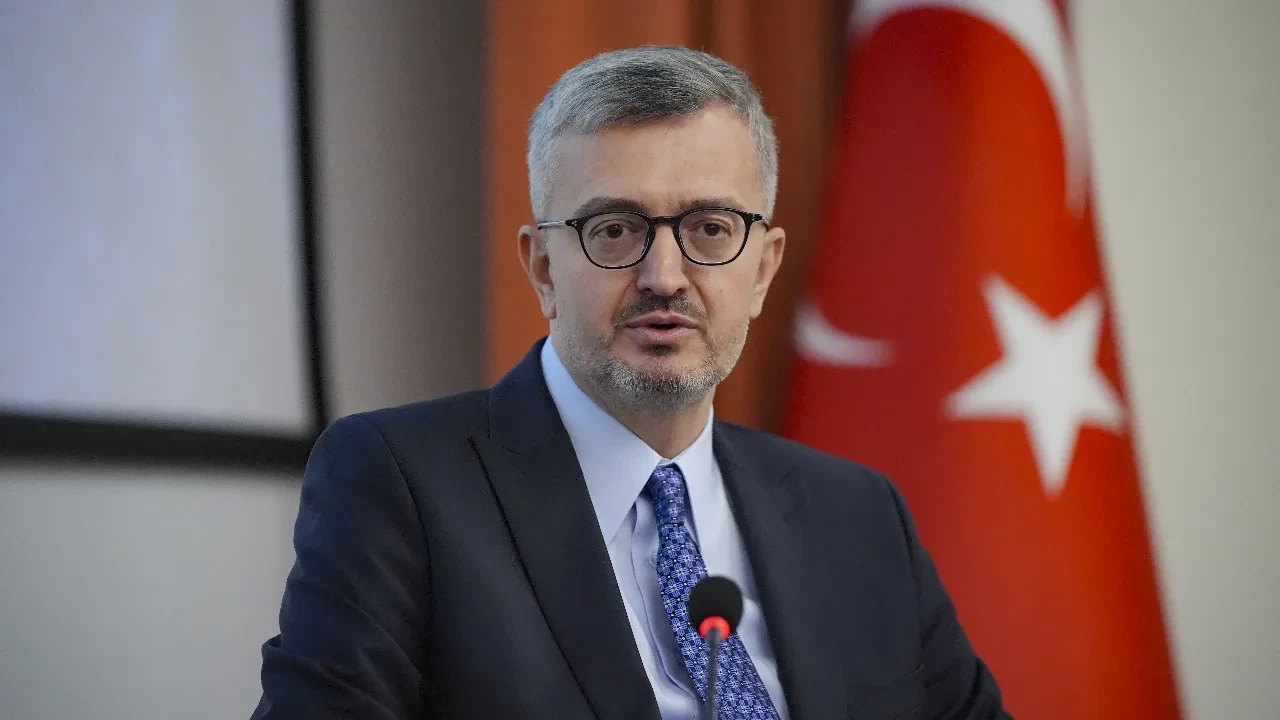 İLETİŞİMİN YENİ YÜZÜ: BURHANETTİN DURAN SAHNEDE
