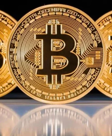 trumpin-zaferiyle-yukselise-gecen-bitcoinden-tarihi-rekor-82-bin-dolara-yaklasti-dxbh_cover