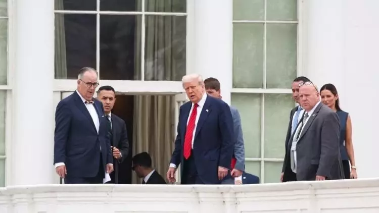 TRUMP BEYAZ SARAY’IN ÇATISINDA YÜRÜDÜ, GAZETECİLERE YANIT VERDİ!