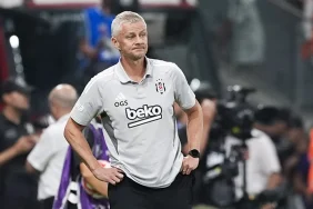 besiktasli-taraftarlarin-bir-kismi-ole-gunnar-solskjaeri-islikladi