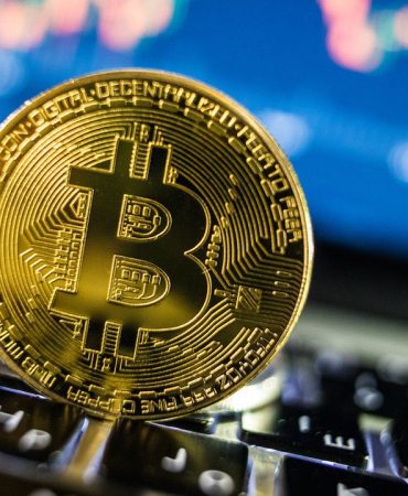 bitcoin-dunku-kayiplarini-telafi-ediyor-yeniden-yukseliste-1755250220