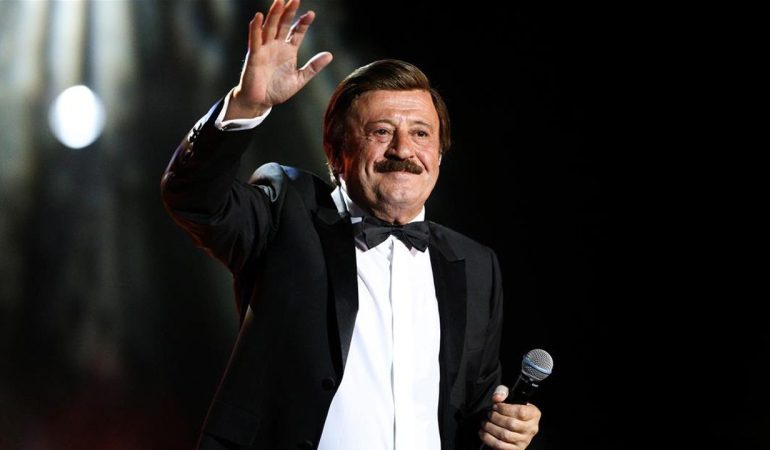 TATİLDE TALİHSİZ AN: SELAMİ ŞAHİN ÇEŞME’DE HASTANEYE KALDIRILDI!