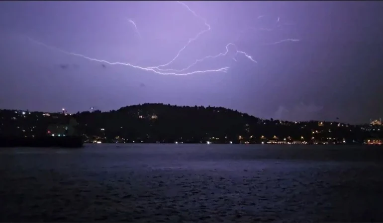 İSTANBUL’DA GECE BOYU YAĞMUR VE RÜZGAR HAKİMDİ!