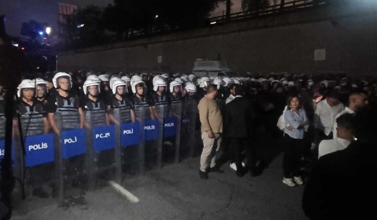 CHP İstanbul İl Başkanlığı’nda polis ve partililer arasında gergin nöbet
