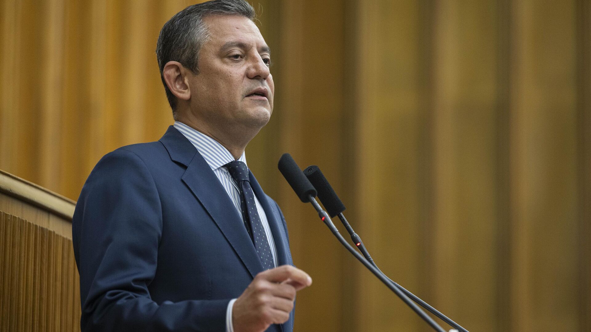 CHP’den Hukuk Kumpası İddiası: Özgür Özel, Gürsel Tekin’i İhraç Etti