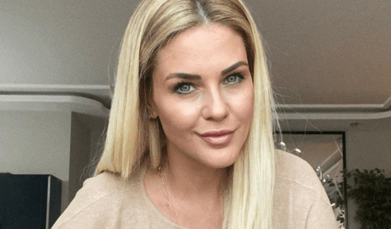 Emine Ün, Gençlere Taş Çıkarttı: Tatil Pozları Sosyal Medyayı Salladı