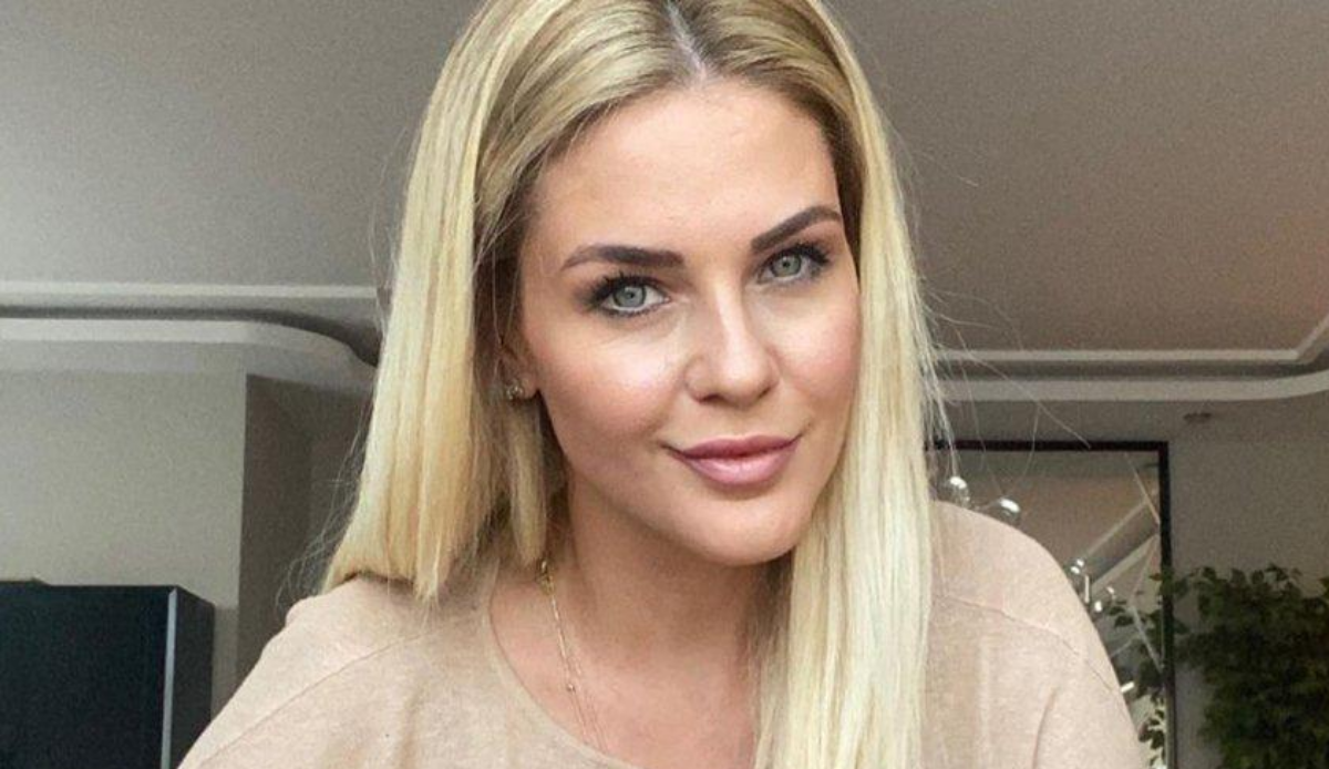 Emine Ün, Gençlere Taş Çıkarttı: Tatil Pozları Sosyal Medyayı Salladı