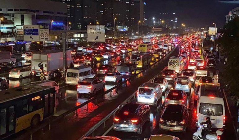 İstanbul’da Yağmur Trafiği Kitledi: Yoğunluk %85