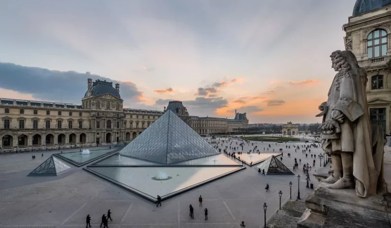 Louvre Müzesi’nden Tarihi Eser Hırsızlığı: 4 Şüpheli Aranıyor